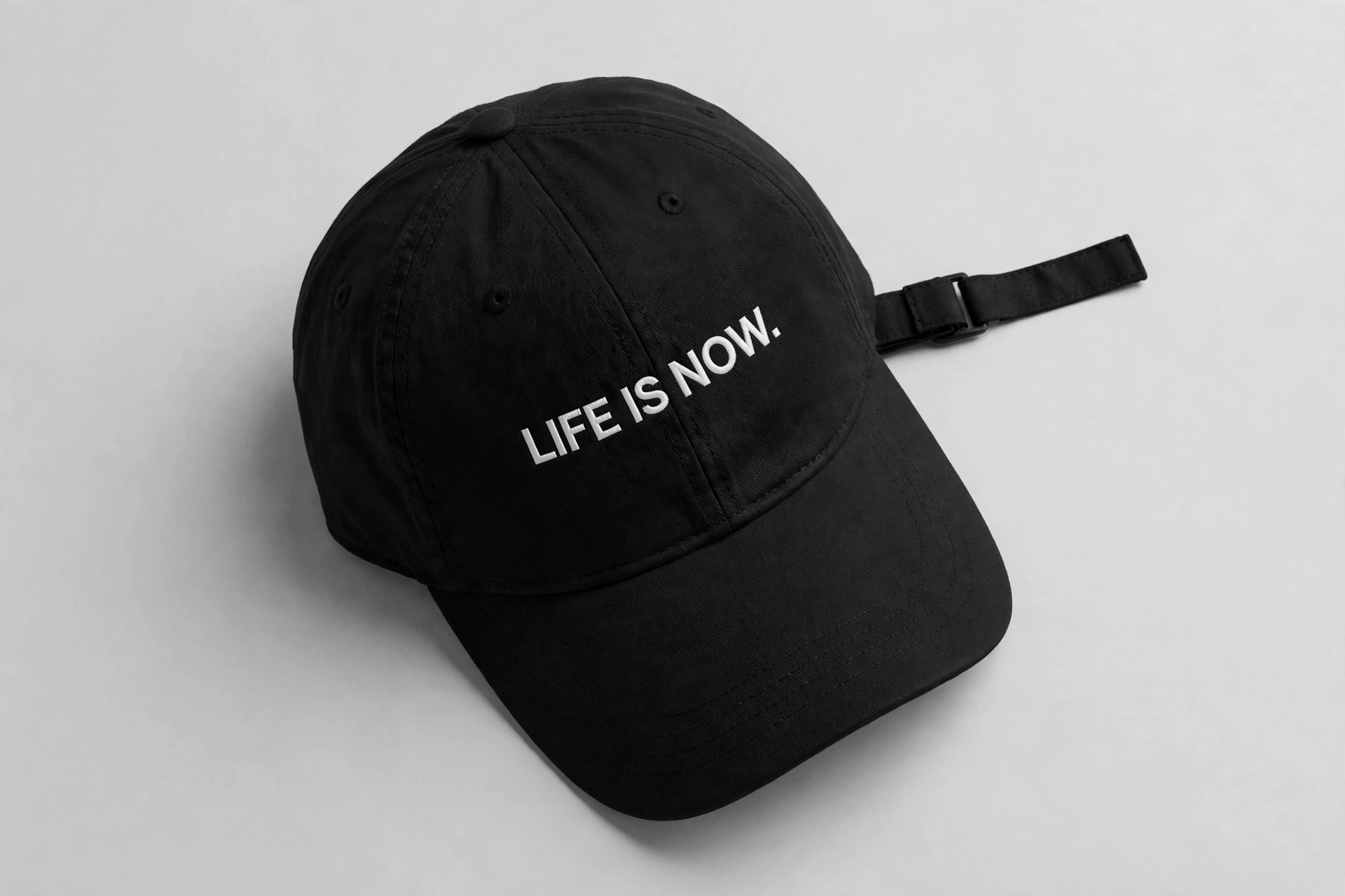 Casquette noire avec l'inscription LIFE IS NOW.