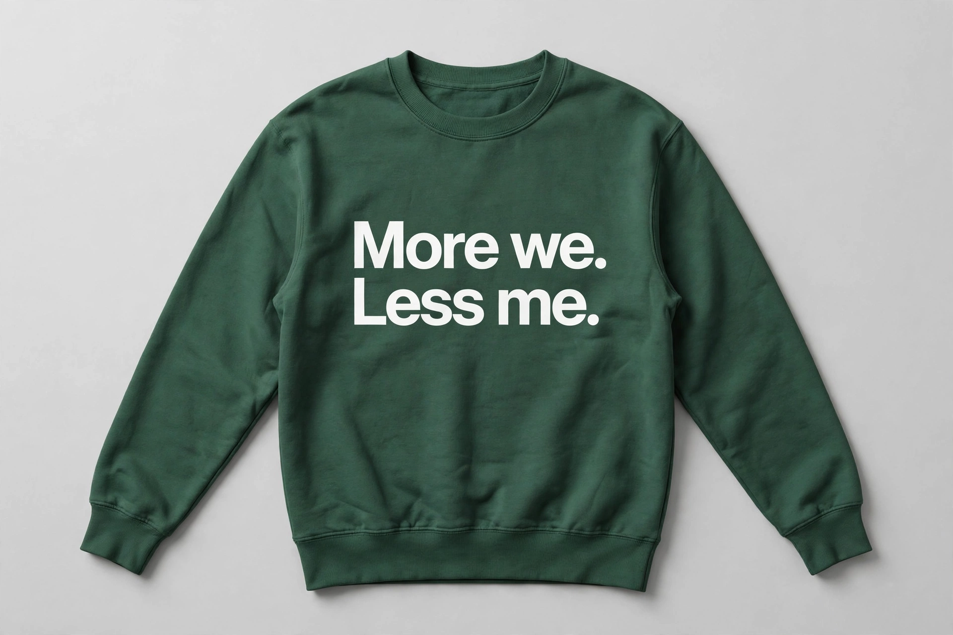 Crewneck vert forêt avec l'inscription More we. Less me.